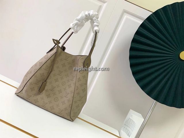 LOUIS VUITTON-M53140 루이비통 마히나 레더 갈렛 히나 MM