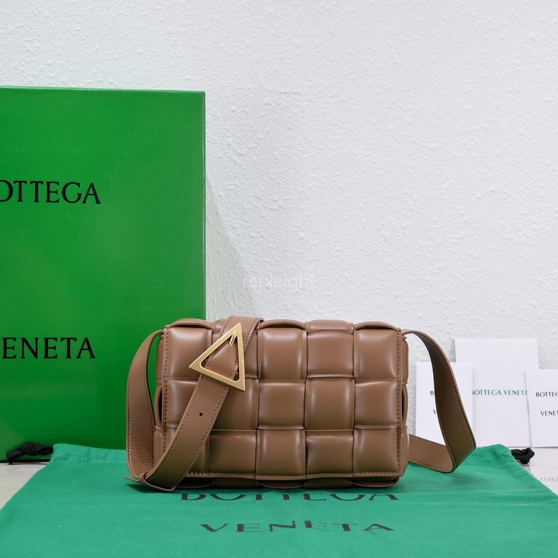 BOTTEGA VENETA-717506VCQR12593  스몰 패디드 카세트 (이종석❤️아이유 커플가방)