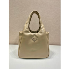 PRADA-1BG413_2DYI_F0F24_V_OVO 패딩을 댄 미디엄 프라다 소프트 나파 가죽 백