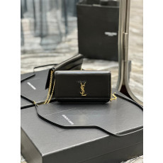 YSL-6350950U40J1000 스트랩이 달린 스무스 모노그램 휴대폰 케이스