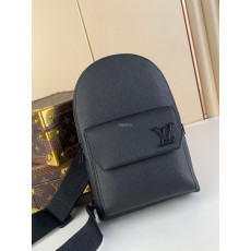 LOUIS VUITTON - 루이비통 M23736 파일럿 슬링백